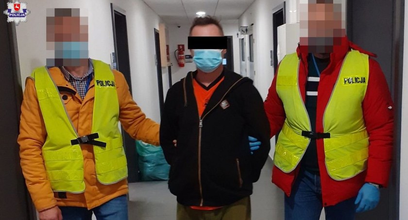 41-latek groził kobiecie przedmiotem przypominającym broń. Doszło między nimi do szarpaniny