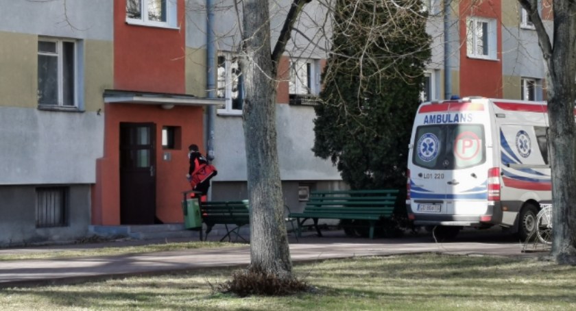 Starsza kobieta potrzebowała pomocy. Interweniowali strażacy
