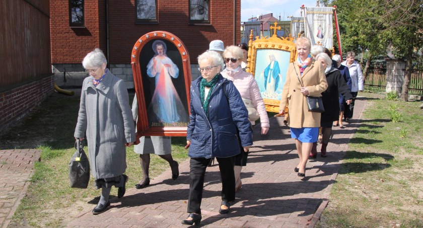 Dęblinianie modlitwą i procesją eucharystyczną uczcili Boże Miłosierdzie