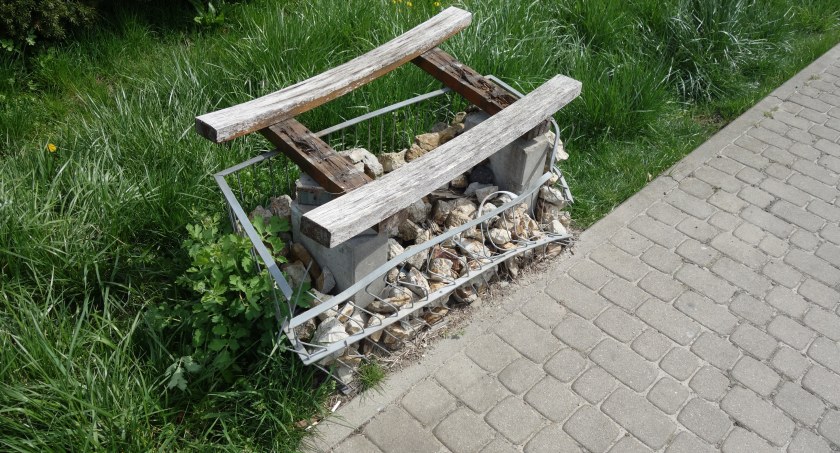 DĘBLIN: Wandale zniszczyli targowisko 