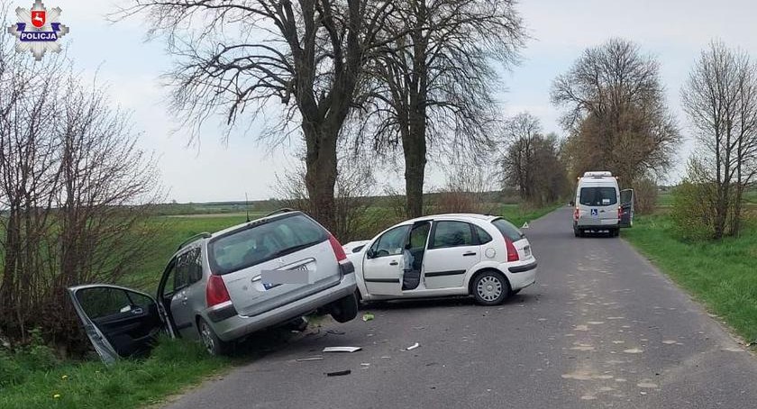Spieszyła się na egzamin z matematyki. Uderzyła w busa i samochód