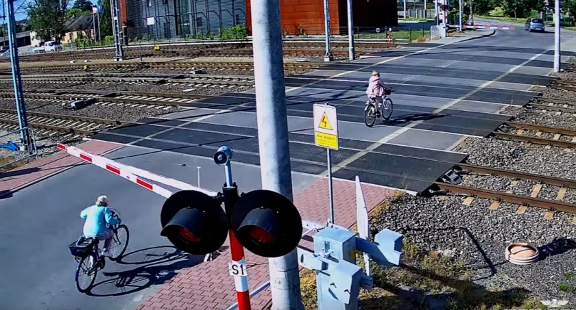 Dęblin – Rowerzystka uderzyła głową w opuszczany szlaban. Film ku przestrodze