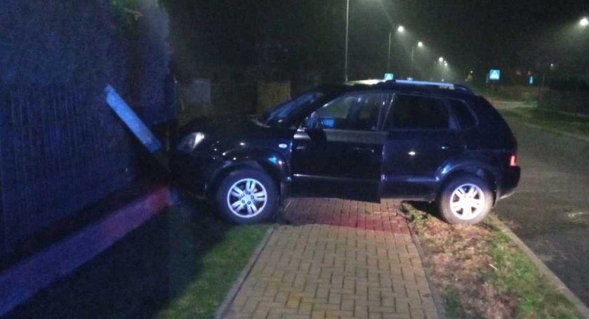 Bez uprawnień, za to z promilami. Kierowca hyundaia ściął słup i zatrzymał się na ogrodzeniu