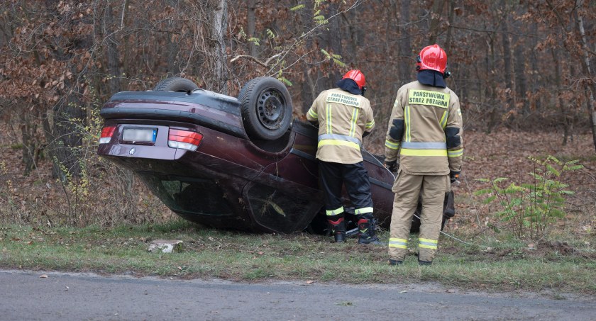 Kierowca BMW zakończył jazdę na dachu