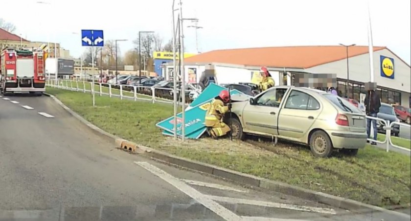 31-latek wjechal w znak drogowy, a następnie uciekł z miejsca zdarzenia. Był pijany