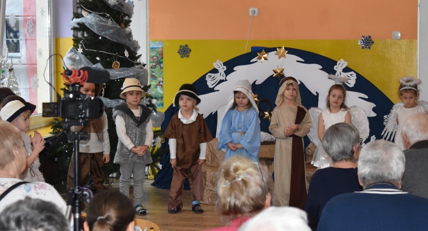 Babcie i dziadkowie podziwiali swoje wnuczęta (zdjęcia)