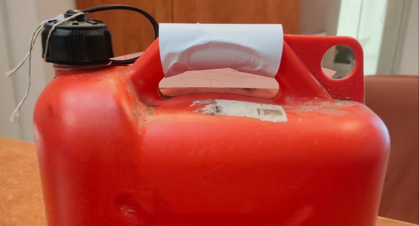 Dęblin – Groził siostrze, że podpali jej dom. Został zatrzymany z kanistrem wypełnionym paliwem