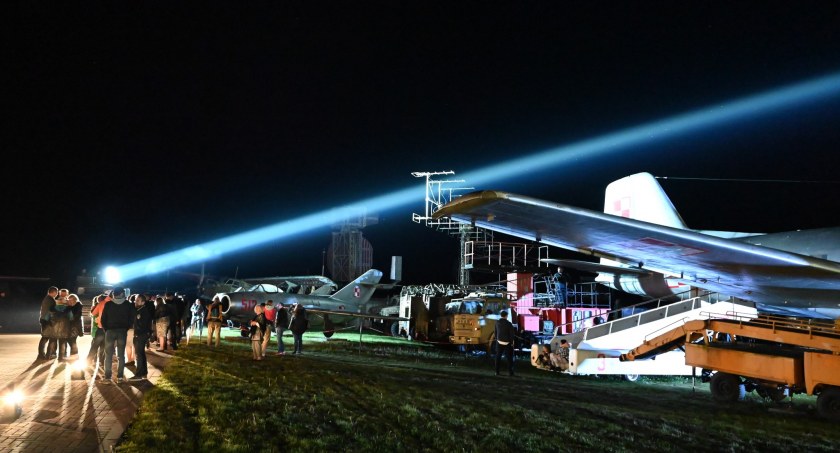 Muzeum Sił Powietrznych w Dęblinie nocą [ZDJĘCIA]
