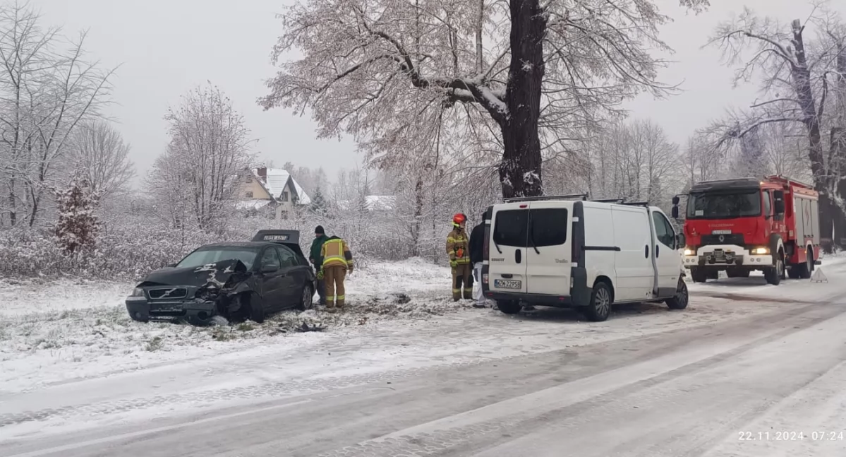 Kolizja w Dęblinie. Rozbite Volvo na poboczu, strażacy w akcji