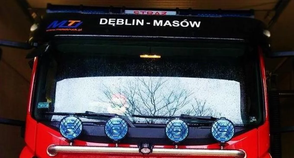 Alarmy bombowe w Dęblinie! Dwie szkoły ewakuowane, służby w akcji