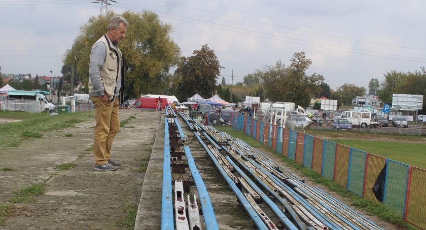 Trybuny w Dęblinie zamknięte. A kibice i tak wchodzą