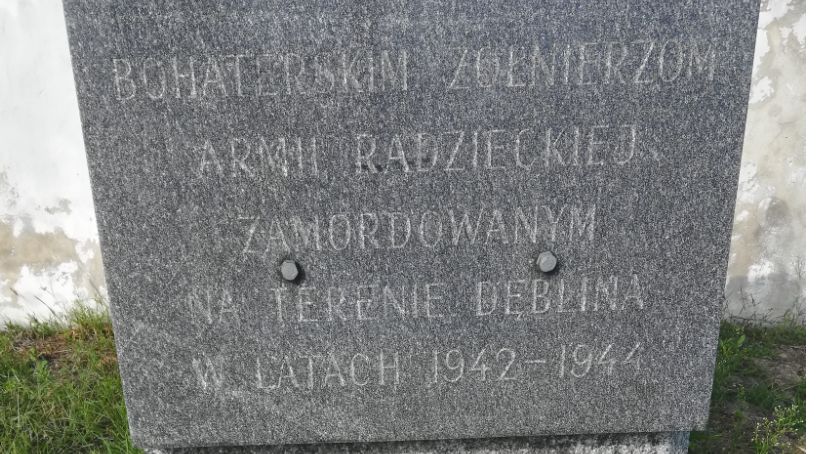 Obelisk upamiętniający Sowietów obok pomnika Sybiraków