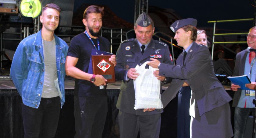 Piosenka lotnicza rozbrzmiewała w mieście Orląt