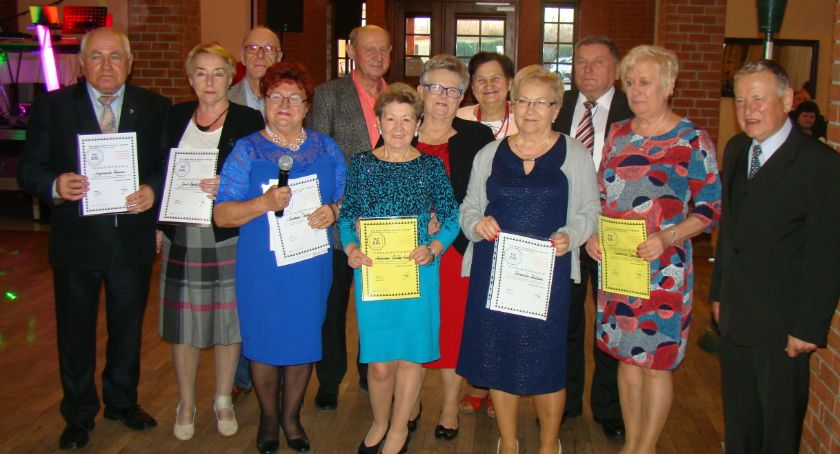 Dęblin - Dzieci życzyły seniorom wyższej emerytury