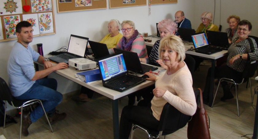 Dęblin - Seniorzy uczą się serfowania po sieci