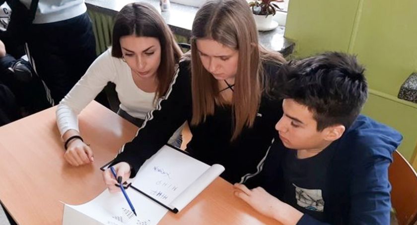 Uczniowie sprawdzili swoją wiedzę o szkole