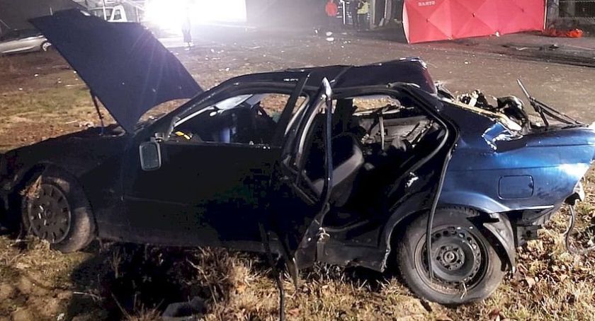Mężczyźni wypadli z samochodu. Pasażer zginął na miejscu