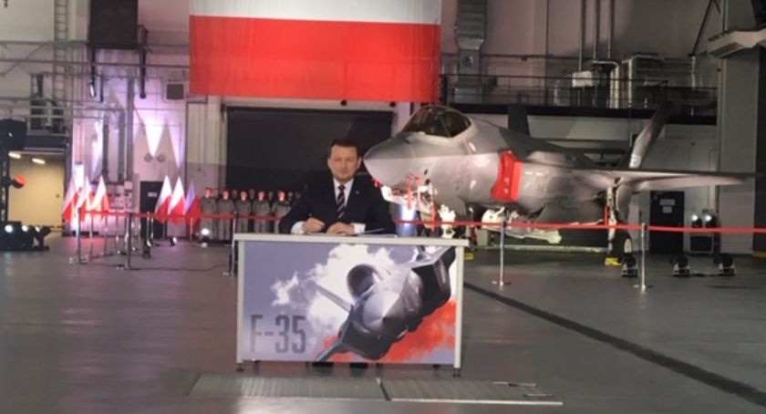 Minister Błaszczak podpisał umowę na samoloty bojowe
