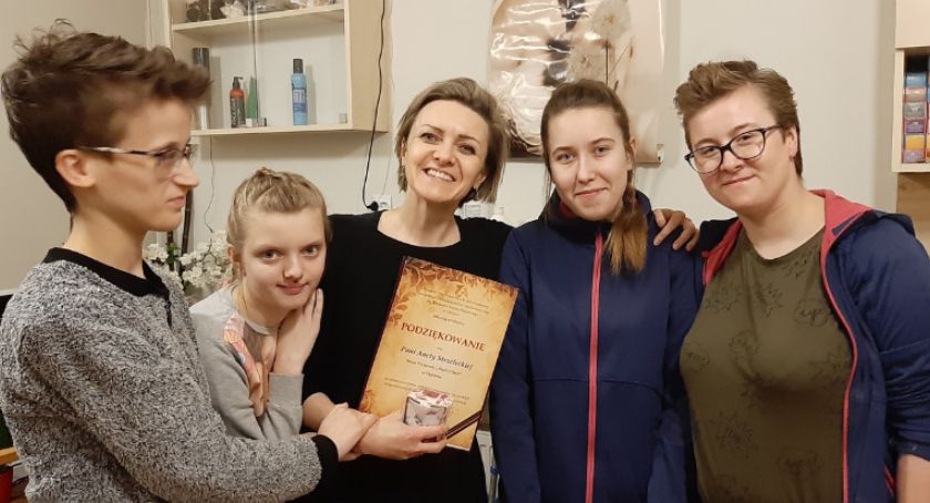 Z bliska poznały pracę fryzjera