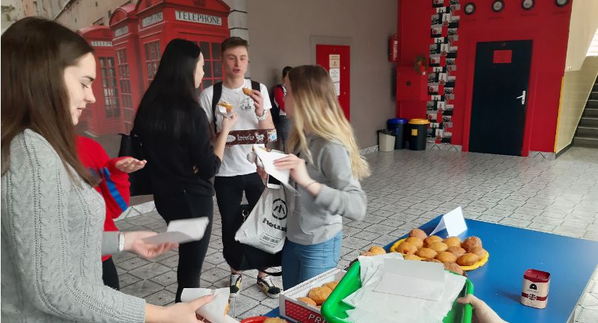 Uczniowie urządzili sobie święto pączka