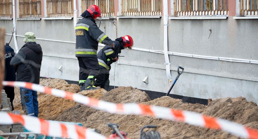 Wypadek przy termomodernizacji ratusza. Ziemia przygniotła pracowników