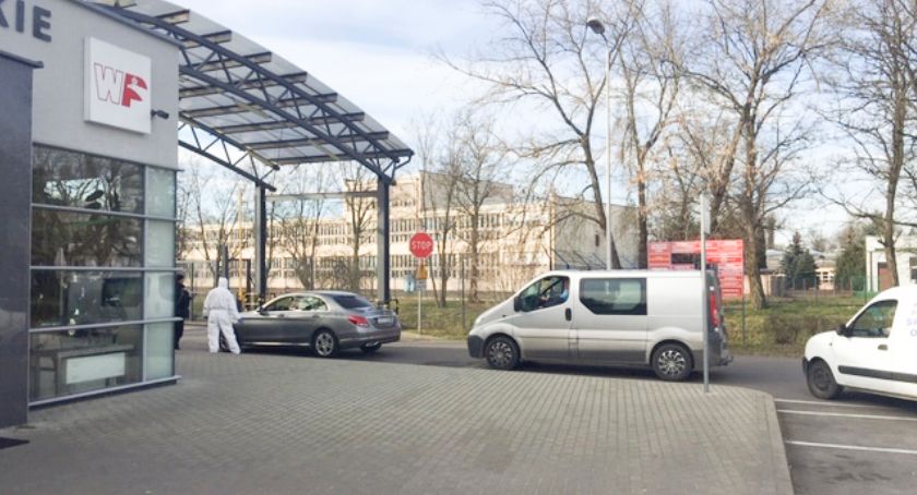 Kilkuset metrowy korek w Dęblinie. Wejście na lotnisko po zmierzeniu temperatury