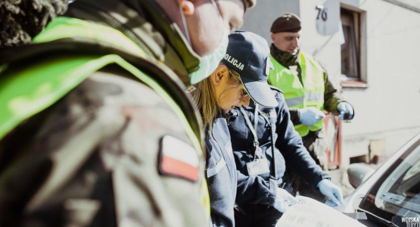 Terytorialsi pomagają policjantom sprawdzać, czy osoby objęte kwarantanną przebywają w domach