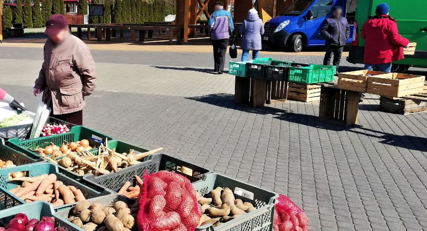 Nieśmiało wraca handel na targowisku
