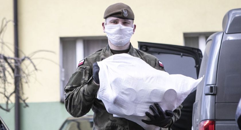 Dostarczają żywność i leki osobom starszym i potrzebującym