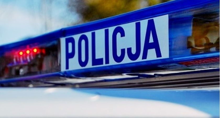 Zadzwonił na policję, bo rodzeństwo nie chciało wpuścić go do domu. Dostał mandat