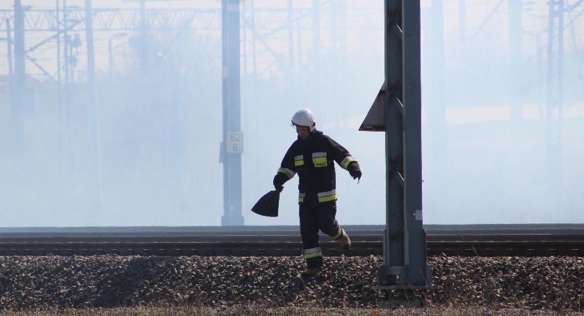 Pożar na torach. Straż nie może gasić wodą
