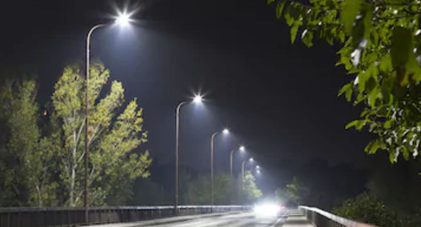 Modernizują oświetlenie drogowe i parkowe