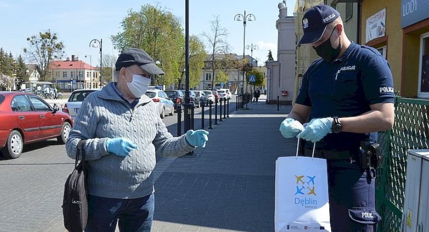 Mieszkańcy Dęblina otrzymują maseczki od policjantów