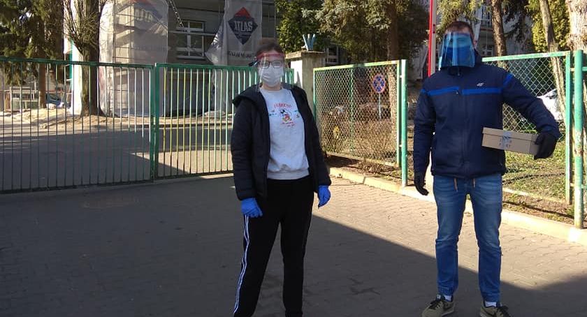 Strażak z Dęblina produkuje przyłbice na drukarce 3D