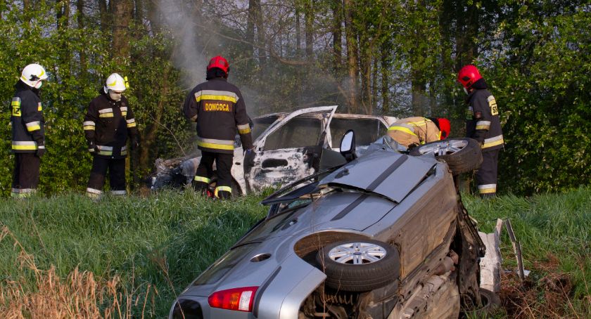 Wypadek drogowy w Starej Rokitni. Trzy osoby ranne [ZDJĘCIA]