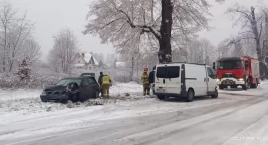 Kolizja w Dęblinie. Rozbite Volvo na poboczu, strażacy w akcji