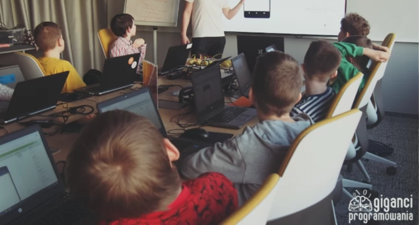 Jak wyglądają zajęcia z programowania dla dzieci? Kulisy warsztatów Koduj z Gigantami w Jaworznie
