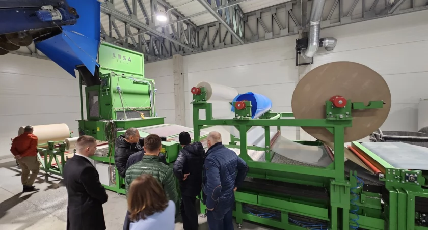 Mieszkańcy Jelenia oglądali proces produkcyjny ekologicznych płyt