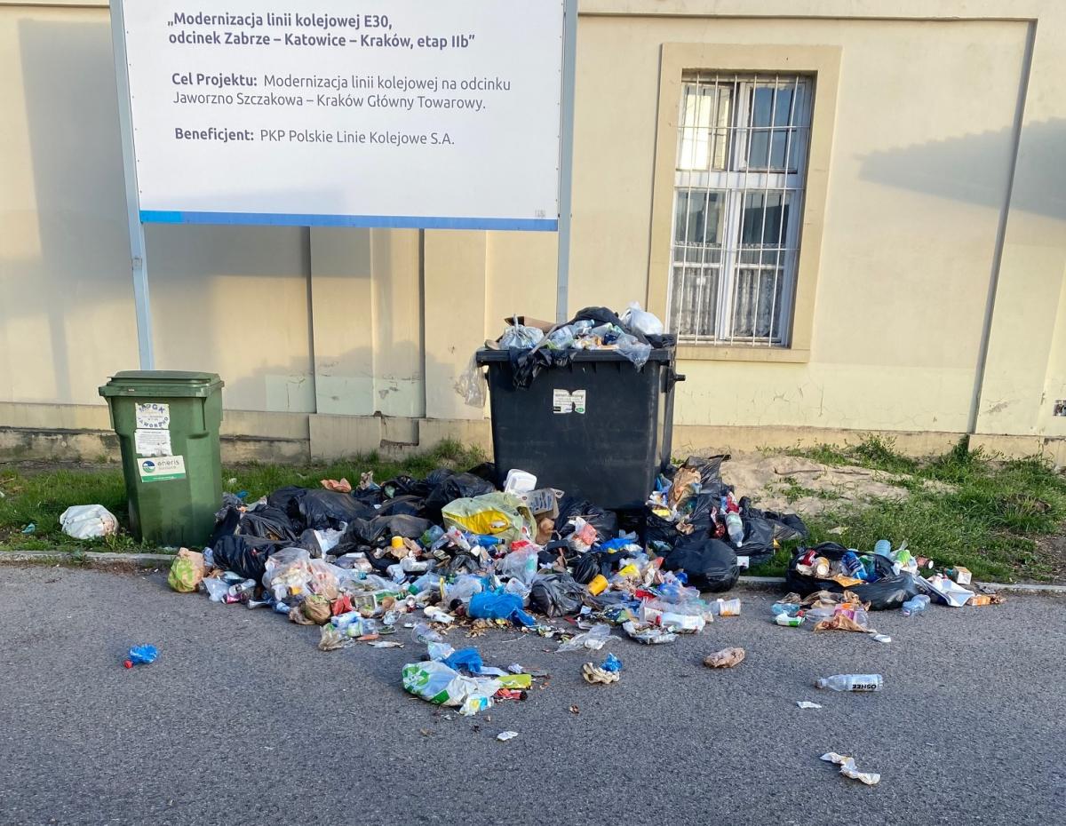 Śmieci witają podróżnych na dworcu w Jaworznie-Szczakowej