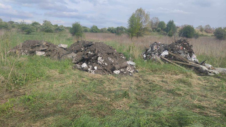 Czytelnicy alarmują w sprawie wyrzucania odpadów na łąkach