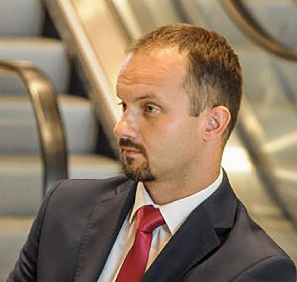Uśmiechnięty Sebastian Kuś oddelegowany na badania psychiatryczne