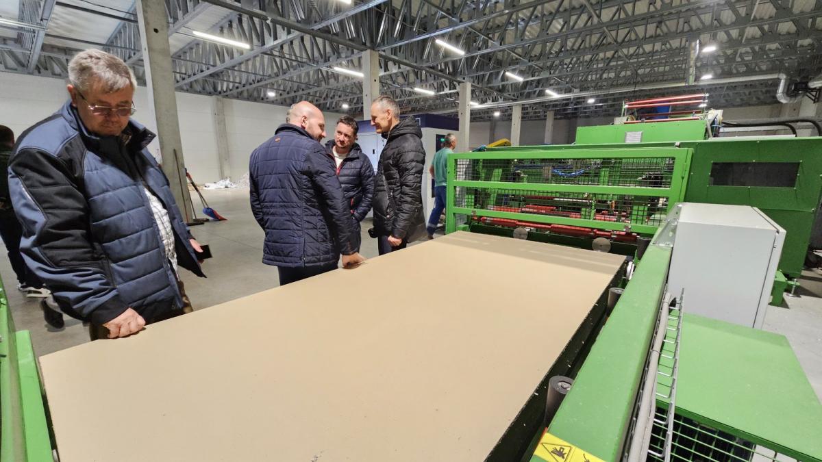 Mieszkańcy Jelenia oglądali proces produkcyjny ekologicznych płyt