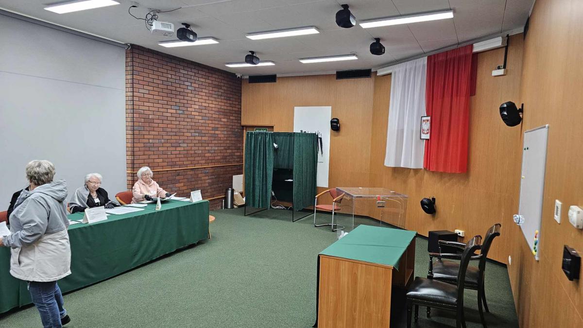 Frekwencja niewiele niższa, za to więcej uprawnionych do głosowania