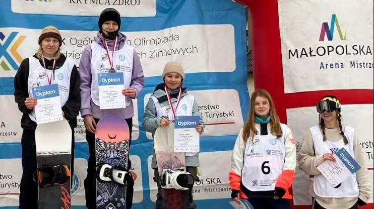 Matylda Żurowska z 2 medalami Mistrzostw Polski Juniorów