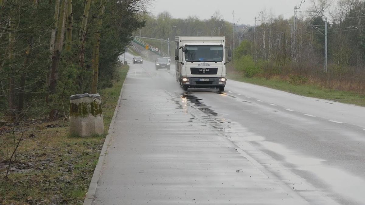 Auta chlapią przechodniów na ulicy Bukowskiej. Problemem jest zalegająca woda