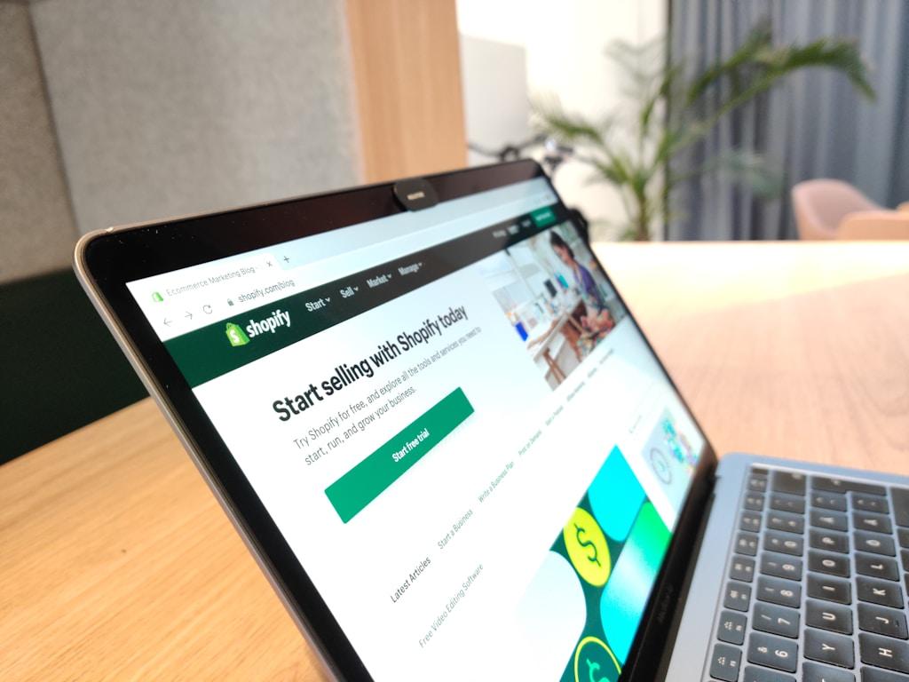 Jak przeprowadzić wdrożenie Shopify w sklepie internetowym?