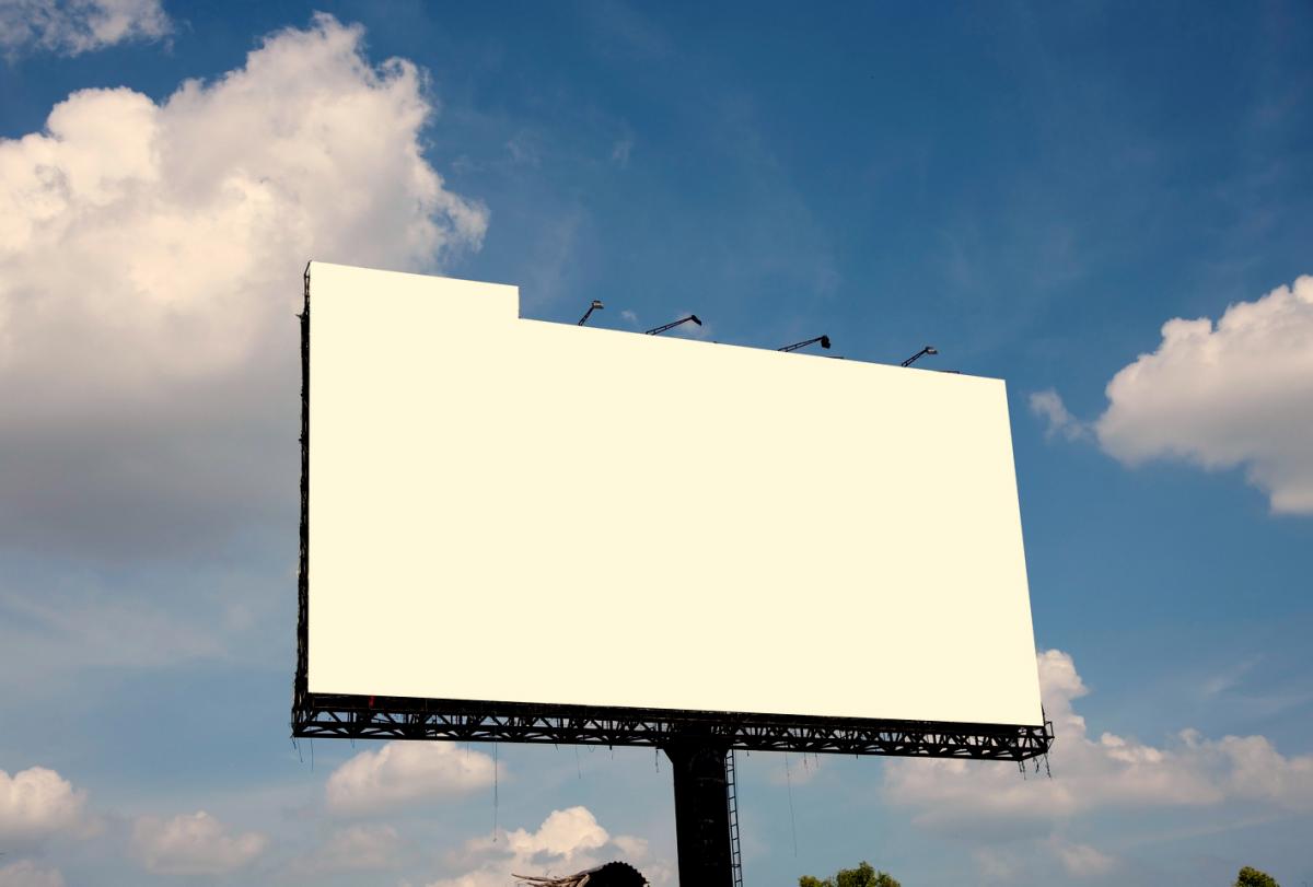 Współczesne materiały w konstrukcjach reklamowych - Co warto wiedzieć?