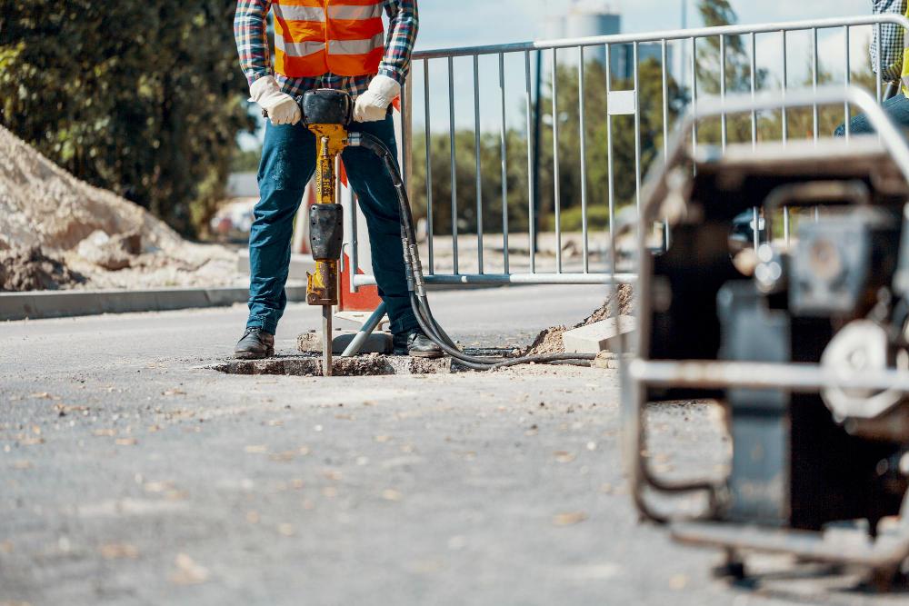 Jak skutecznie i szybko pozbyć się starej posadzki betonowej?
