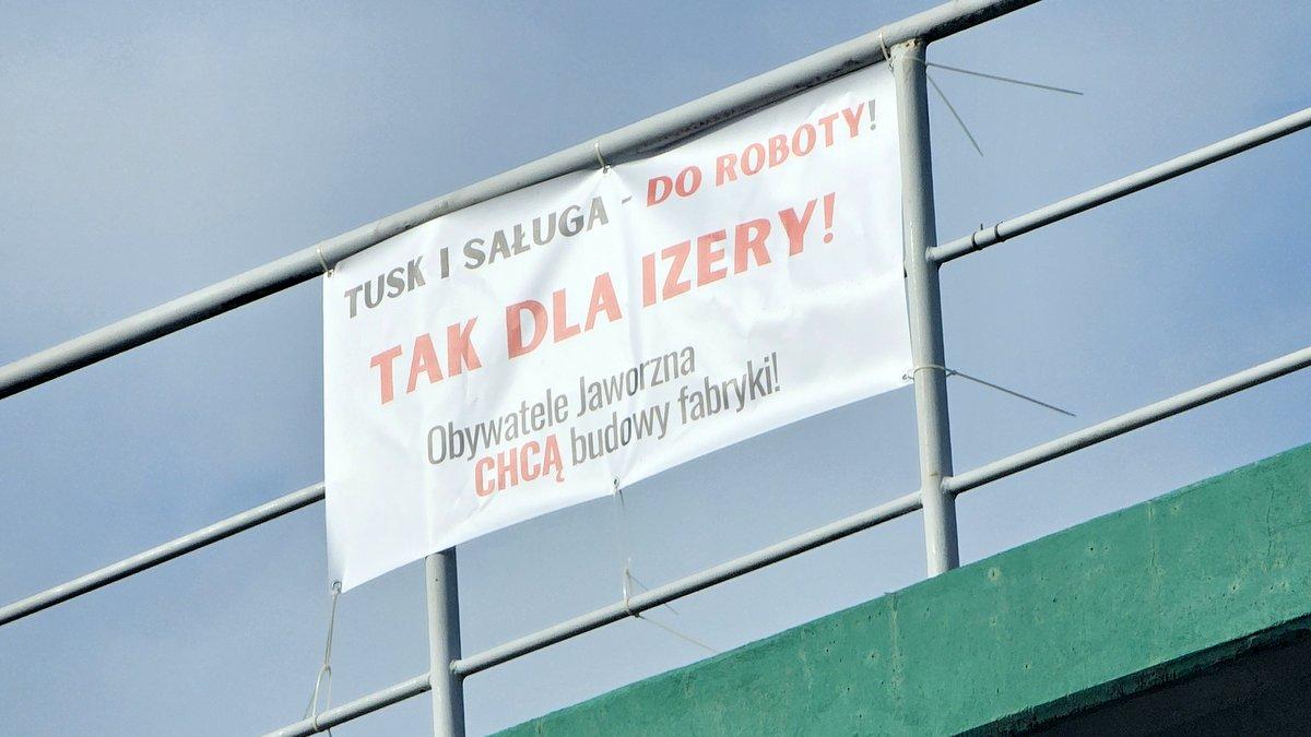 „Obywatele Jaworzna chcą budowy fabryki!” - Transparent na nieczynnym wiadukcie