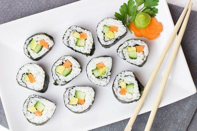 Ewolucja menu: Jak nowe rodzaje sushi stają się hitami w dostawie